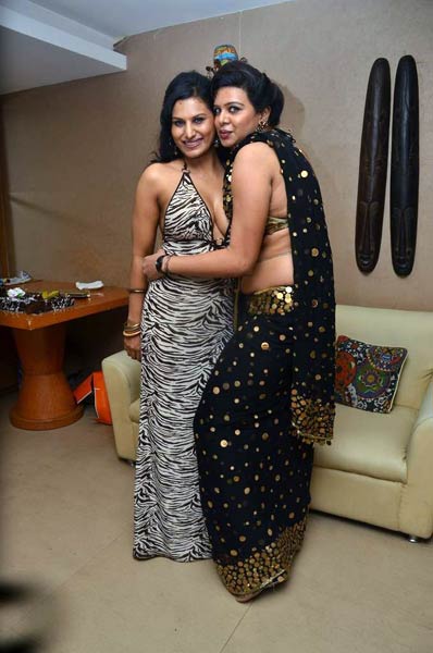 बॉलीवुड हिरोइनों की छोटी होती ड्रेस...| 'सविता भाभी' के जलवे 