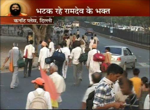 फोटो में देखें कैसे गिरफ्तार हुए बाबा । बाबा की जिंदगी