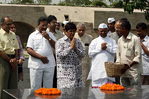 देखिए बाबा ने कैसे तोड़ा अनशन... । सत्याग्रह का दमन