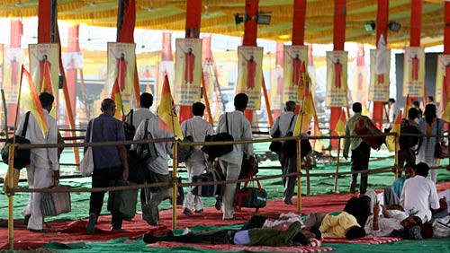 ...और शुरू हो गया रामदेव का सत्‍याग्रह । रामदेव की जिंदगी