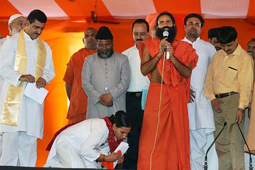 ...और शुरू हो गया रामदेव का सत्‍याग्रह । रामदेव की जिंदगी