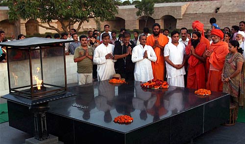 ...और शुरू हो गया रामदेव का सत्‍याग्रह । रामदेव की जिंदगी