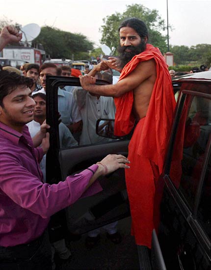 ...और शुरू हो गया रामदेव का सत्‍याग्रह । रामदेव की जिंदगी