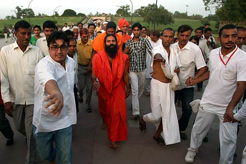 ...और शुरू हो गया रामदेव का सत्‍याग्रह । रामदेव की जिंदगी