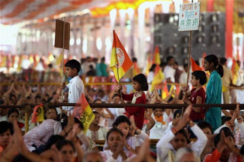 फोटो में देखें कैसे गिरफ्तार हुए बाबा । बाबा की जिंदगी