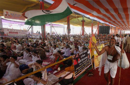 फोटो में देखें कैसे गिरफ्तार हुए बाबा । बाबा की जिंदगी