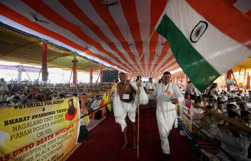 फोटो में देखें कैसे गिरफ्तार हुए बाबा । बाबा की जिंदगी