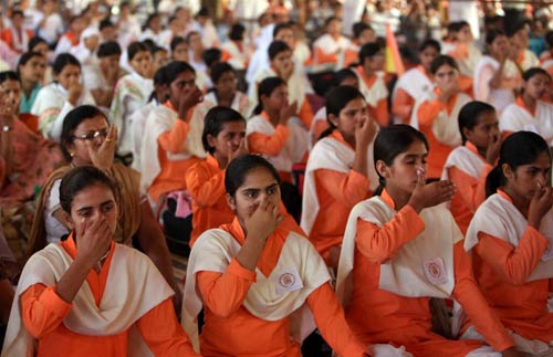 फोटो में देखें कैसे गिरफ्तार हुए बाबा । बाबा की जिंदगी