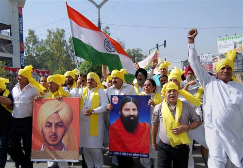 फोटो में देखें कैसे गिरफ्तार हुए बाबा । बाबा की जिंदगी