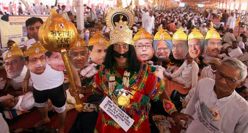 फोटो में देखें कैसे गिरफ्तार हुए बाबा । बाबा की जिंदगी