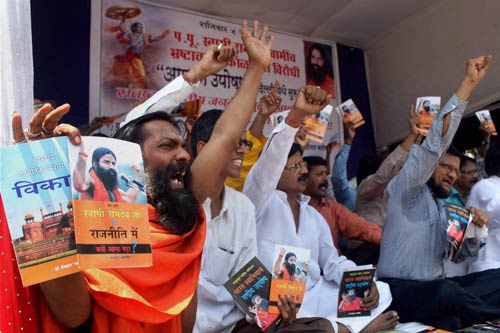 फोटो में देखें कैसे गिरफ्तार हुए बाबा । बाबा की जिंदगी