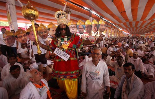 फोटो में देखें कैसे गिरफ्तार हुए बाबा । बाबा की जिंदगी