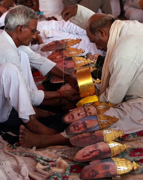 फोटो में देखें कैसे गिरफ्तार हुए बाबा । बाबा की जिंदगी