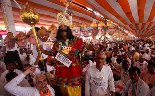 फोटो में देखें कैसे गिरफ्तार हुए बाबा । बाबा की जिंदगी