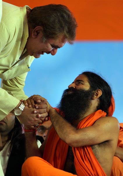 फोटो में देखें कैसे गिरफ्तार हुए बाबा । बाबा की जिंदगी