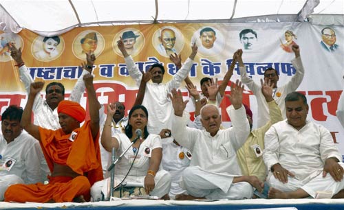 फोटो में देखें कैसे गिरफ्तार हुए बाबा । बाबा की जिंदगी