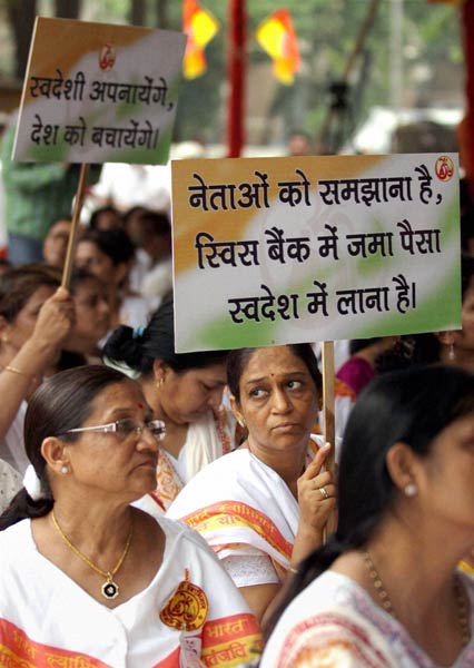 फोटो में देखें कैसे गिरफ्तार हुए बाबा । बाबा की जिंदगी