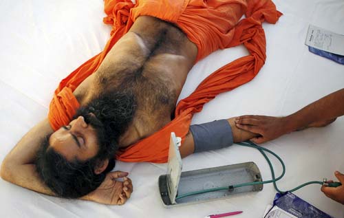 बाबा रामदेव अस्‍पताल में भर्ती