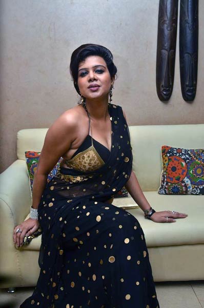 बॉलीवुड हिरोइनों की छोटी होती ड्रेस...| 'सविता भाभी' के जलवे 