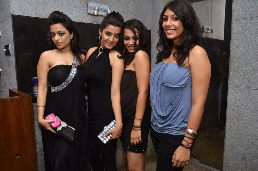 बॉलीवुड हिरोइनों की छोटी होती ड्रेस...| 'सविता भाभी' के जलवे 