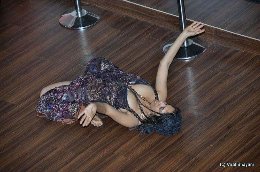 बॉलीवुड हिरोइनों की छोटी होती ड्रेस...| 'सविता भाभी' के जलवे 