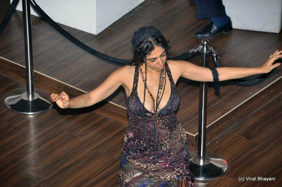 बॉलीवुड हिरोइनों की छोटी होती ड्रेस...| 'सविता भाभी' के जलवे 