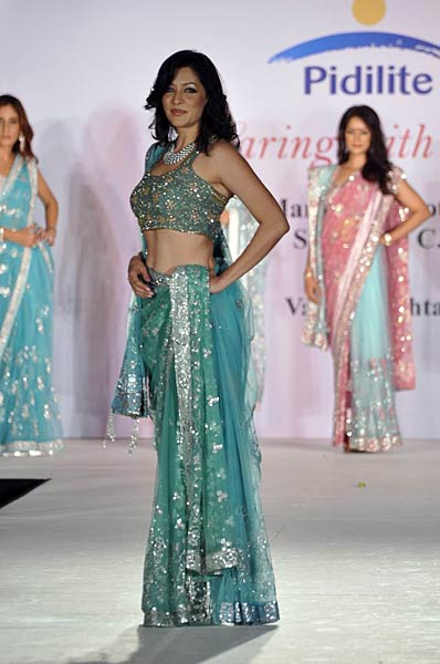 चैरिटी फैशन शो में सितारों के जलवे... । हसीनाओं का जलवा