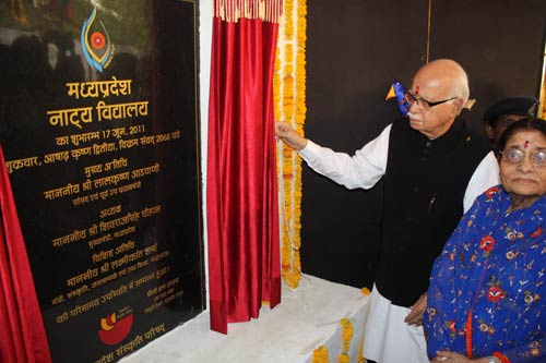 आडवाणी ने किया मध्‍यप्रदेश नाट्य विद्यालय का उद्घाटन