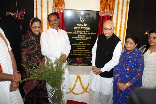 आडवाणी ने किया मध्‍यप्रदेश नाट्य विद्यालय का उद्घाटन