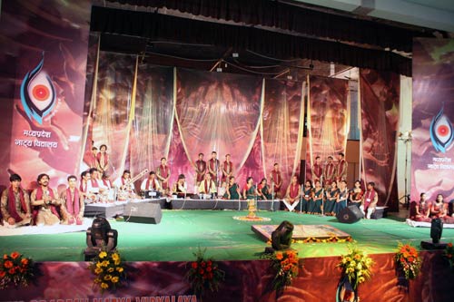 आडवाणी ने किया मध्‍यप्रदेश नाट्य विद्यालय का उद्घाटन