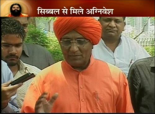 कार्रवाई के बाद किसने किया रामदेव का समर्थन