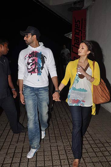 दमकने लगा ऐश-अभिषेक का चेहरा...| ऐश को मातृत्‍व सुख