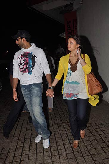 दमकने लगा ऐश-अभिषेक का चेहरा...| ऐश को मातृत्‍व सुख