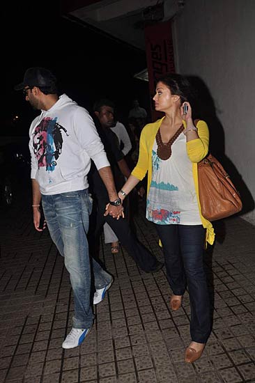 दमकने लगा ऐश-अभिषेक का चेहरा...| ऐश को मातृत्‍व सुख