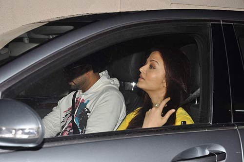 दमकने लगा ऐश-अभिषेक का चेहरा...| ऐश को मातृत्‍व सुख