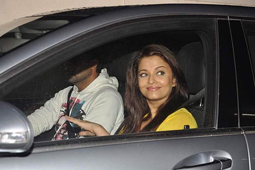 दमकने लगा ऐश-अभिषेक का चेहरा...| ऐश को मातृत्‍व सुख