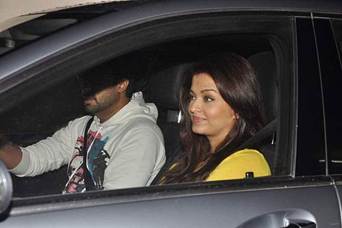 दमकने लगा ऐश-अभिषेक का चेहरा...| ऐश को मातृत्‍व सुख