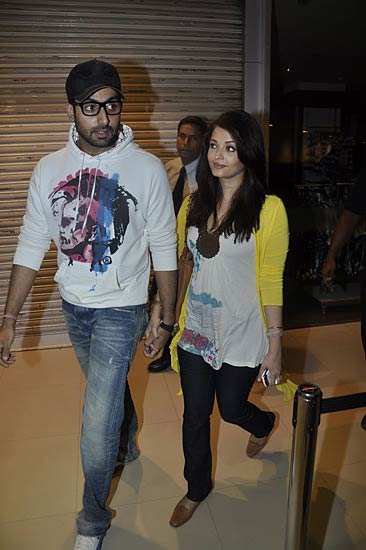 दमकने लगा ऐश-अभिषेक का चेहरा...| ऐश को मातृत्‍व सुख