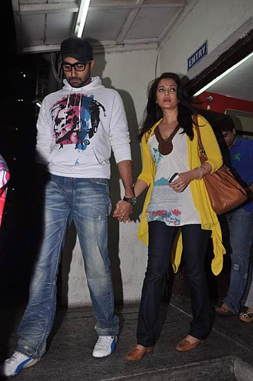 दमकने लगा ऐश-अभिषेक का चेहरा...| ऐश को मातृत्‍व सुख