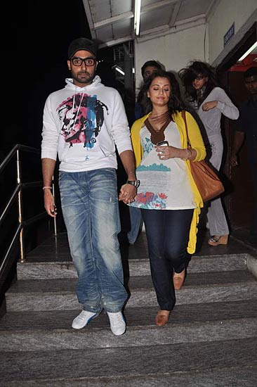 दमकने लगा ऐश-अभिषेक का चेहरा...| ऐश को मातृत्‍व सुख