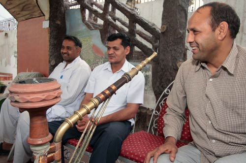 हर फिक्र को धुएं में उड़ाता चला गया...| ग्लैमर का तड़का