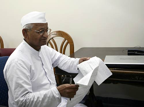 7 जून 2011: तस्‍वीरों में दिनभर की बड़ी खबरें