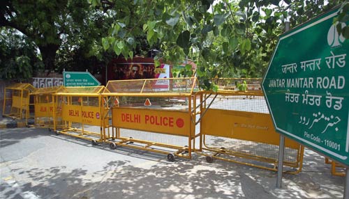 देखिए बाबा ने कैसे तोड़ा अनशन... । सत्याग्रह का दमन