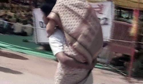 फोटो में देखें कैसे गिरफ्तार हुए बाबा । बाबा की जिंदगी