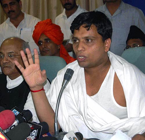 7 जून 2011: तस्‍वीरों में दिनभर की बड़ी खबरें