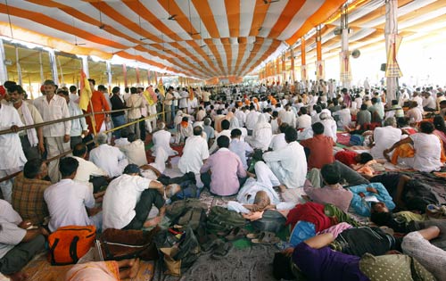 फोटो में देखें कैसे गिरफ्तार हुए बाबा । बाबा की जिंदगी