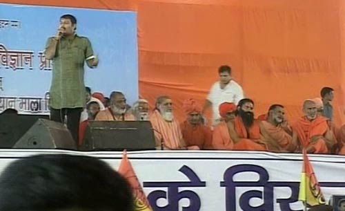 फोटो में देखें कैसे गिरफ्तार हुए बाबा । बाबा की जिंदगी