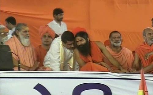 फोटो में देखें कैसे गिरफ्तार हुए बाबा । बाबा की जिंदगी