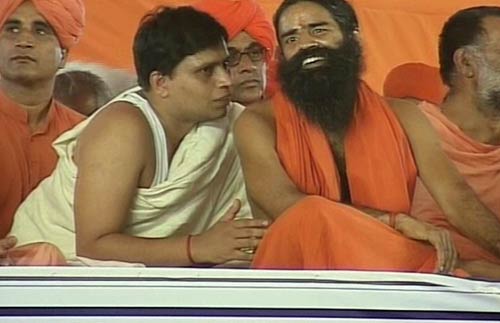 फोटो में देखें कैसे गिरफ्तार हुए बाबा । बाबा की जिंदगी