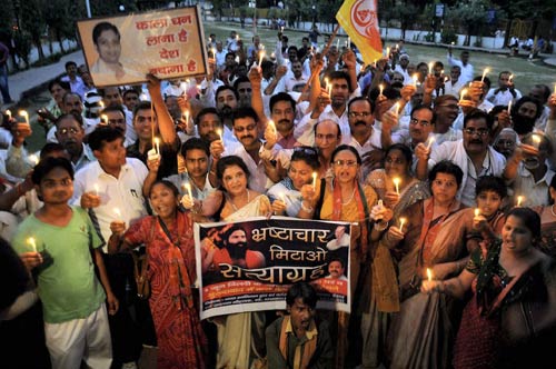 फोटो: कौन आए रामदेव के समर्थन में? । सड़कों पर समर्थक